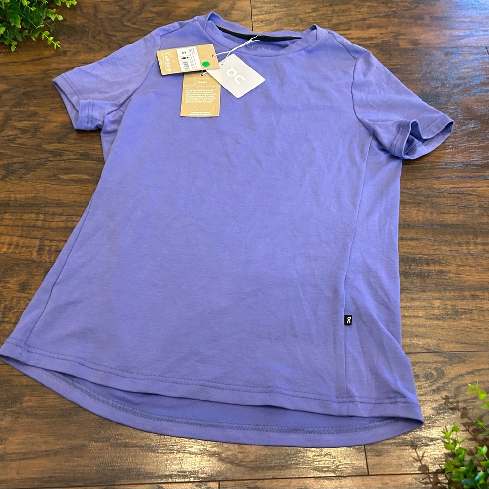 NWT WOMENS ON CLOUD Running Focus-T T-shirt Top Short Sleeve Blueberry